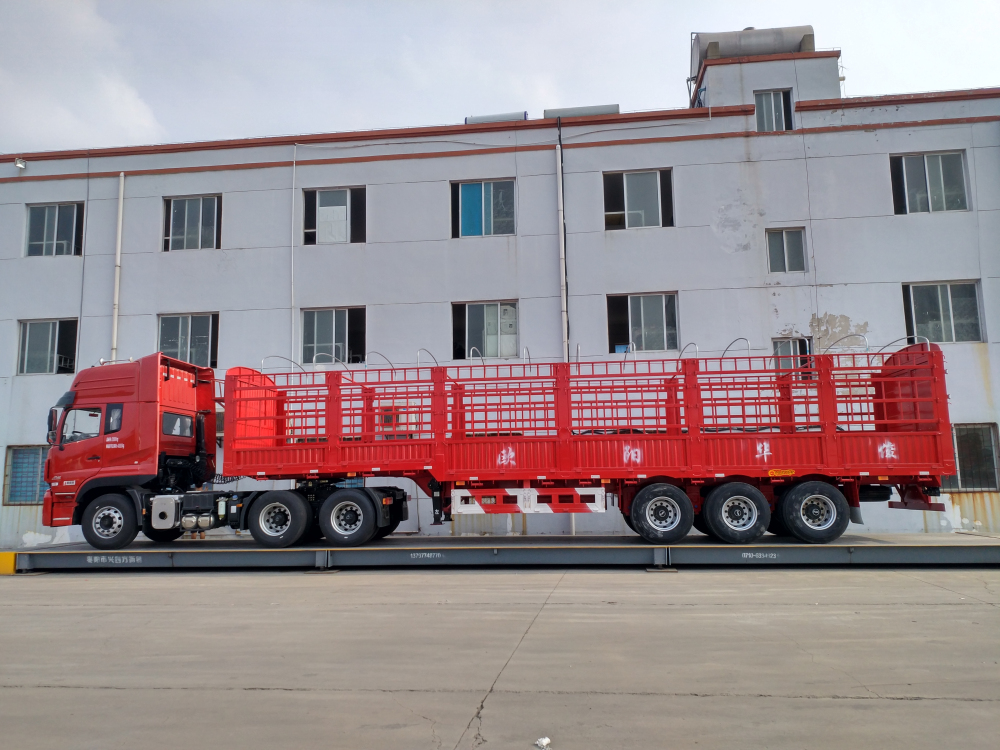 13米輕型倉柵式半掛車