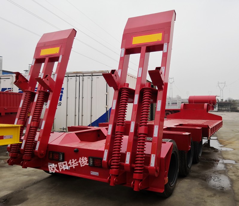 13米3軸低平板半掛車帶爬梯