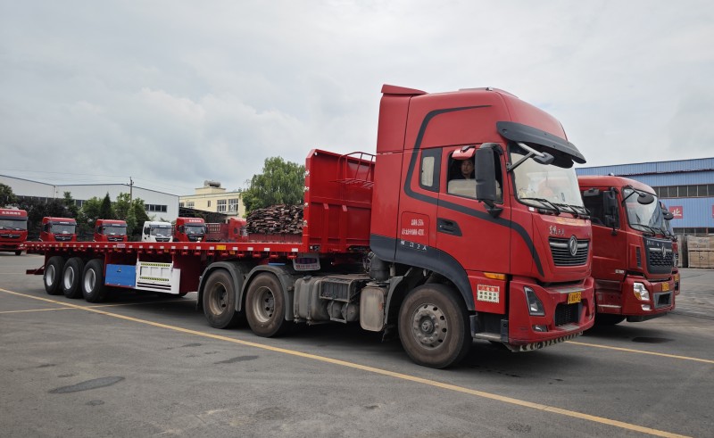 批量訂單|歐陽(yáng)華俊3臺(tái)13米平板半掛車(chē),多場(chǎng)景運(yùn)輸專(zhuān)家,承載無(wú)限可能